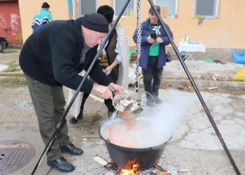 Рибена чорба по две рецепти раздадоха като курбан в Русе за Никулден