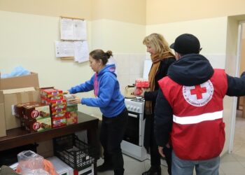 Служители на Областна управа подпомогнаха кризисната трапезария на БЧК в Русе