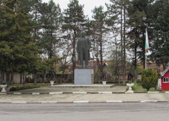 Проектозакон ще маха паметника на Ленин в Новград, хората не го дават /ВИДЕО/