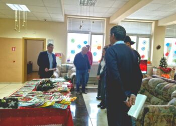 Коледни картички за хора в нужда изработиха младежите от Кризисния център за непридружени лица