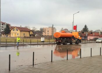 Мият улиците след приключили дейности по водния проект в Русе