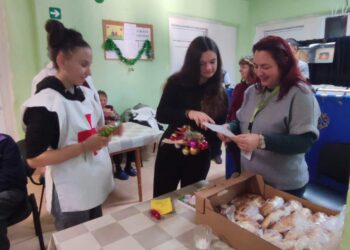 БЧК-Бяла и ученици изпратиха годината с добро дело за възрастните хора