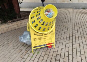 „Шишеядът“ в центъра на Русе отново се препълни, трупат торби около него