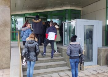 Опашки и напрежение пред данъчното в Русе, пускат малко хора /ВИДЕО/
