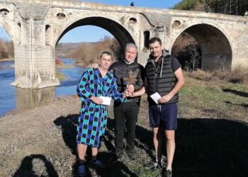 За първи път: Двама русенци хванаха заедно Богоявленския кръст в Бяла