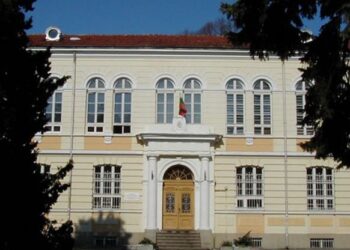 Английската гимназия в Русе събира спомени на бивши ученици за 60-годишнината си
