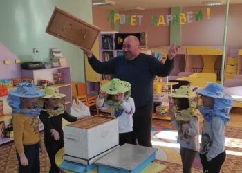 Децата от ДГ „Русалка“ се запознаха отблизо с професията на пчеларя