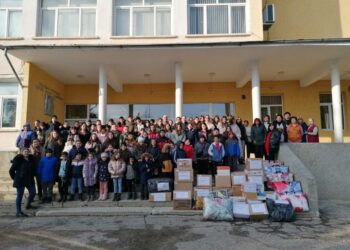 Деца и родители от училището в Смирненски се включиха в кампанията за пострадалите