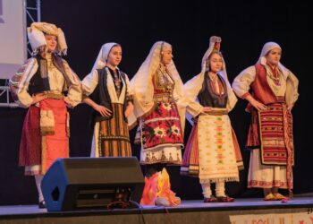 Дойче шуле и приятели направиха впечатляващ Ден на народната носия в Русе