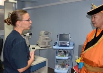 Учен изнася лекция по традиционна монголска медицина в Русенския университет