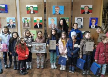 Малките художници на Бяла нарисуваха портрети на Левски и наредиха изложба