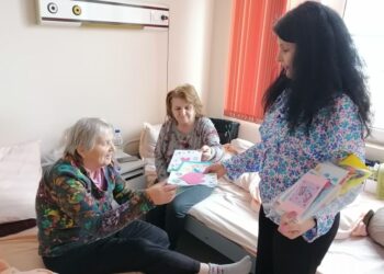 Деца от ДГ „Зора“ зарадваха с картички лежащо болните пациенти в КОЦ-Русе