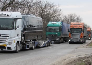 Интензивният трафик от камиони към Дунав мост създава пак огромни опашки