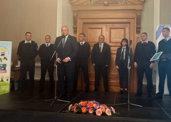 Министър Демерджиев връчи награда „Посланик на доброто“ на полицаи от Русе с