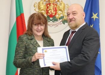 Директорът на библиотеката в Русе с грамота за 135-ата годишнина на институцията