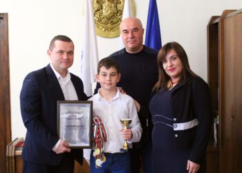 Кметът Пенчо Милков отличи шестокласника Радомир Данев за „Спортист на месеца“