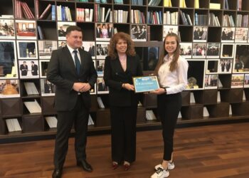 Ученичка от СУЕЕ-Русе стана „Посланик за един ден“ в президентството