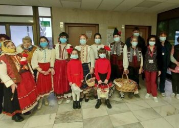 Баба Марта и самодейците от Тетово зарадваха малките пациенти в УМБАЛ „Канев“