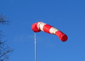 Вятър със скорост 72 км/ч се изви в Русе
