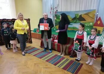 Деца от Русе и Ветово дариха 500 ръчно изработени мартенички за Онкодиспансера
