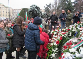 Русе отпразнува Освобождението с тържествена церемония и гайди /ВИДЕО/