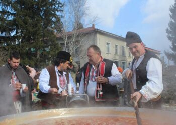 В Бабово: 5000 порции се варят в казана на Фестивала на греяната ракия и зелевата чорба