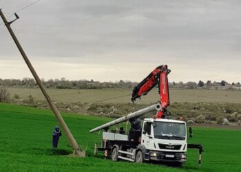 Бурният вятър пречупи стълб от ел.мрежата край русенското село Бъзън