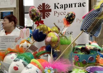 Благотворителен щанд на „Каритас“ подредиха за Великден в библиотеката