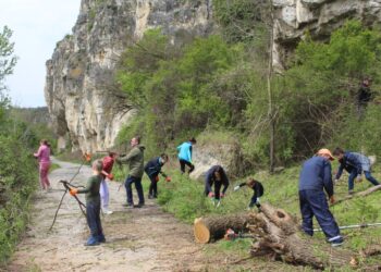 Доброволци изчистиха района на хижа „Алпинист“