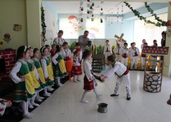 Децата от ДГ „Пинокио“ пресъздадоха българските пролетни обичаи