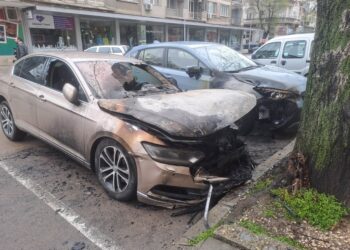Автомобил горя тази нощ в центъра на Русе