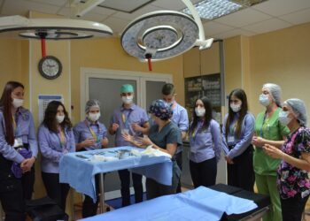 УМБАЛ „Медика“ показа работата в хирургията на  ученици от МГ и Дойче шуле