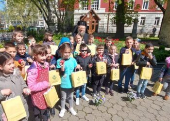 Децата от ОУ „Иван Вазов“ спазиха традицията и боядисаха яйца в храма „Св.Троица“