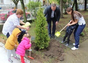 Възпитаниците на Детска ясла № 1 засадиха дръвче за Седмицата на гората