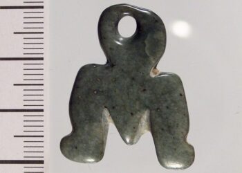 Учени изследват запазен амулет от редкия минерал нефрит в Русенския музей