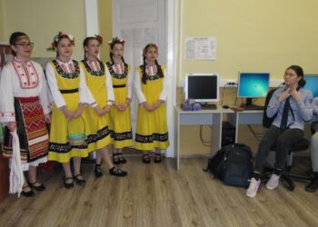 Ученици и учители възраждат народните традиции в МГ „Баба Тонка“ /ВИДЕО/