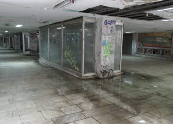 Подлезът пред жп гарата в Русе се руши, търсят се съсобствениците /ВИДЕО/
