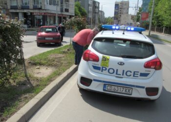 Лек автомобил отнесе оградното пано пред полицията в Русе /ВИДЕО/