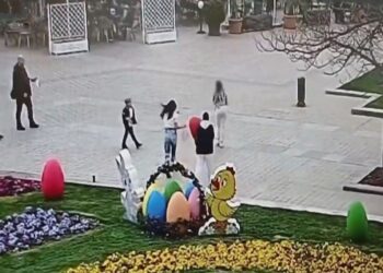 Тийнейджъри задигнаха великденско яйце от украсата в Русе посред бял ден /ВИДЕО/