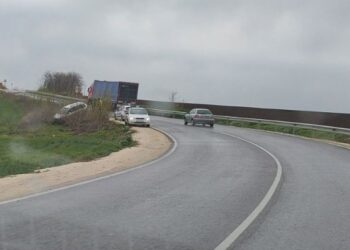 Автомобил се преметна през мантинелата на пътя Русе-Кубрат.