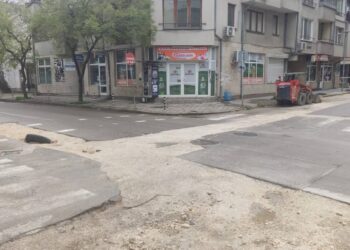 Обилните валежи отварят капани по русенските улици /ВИДЕО/