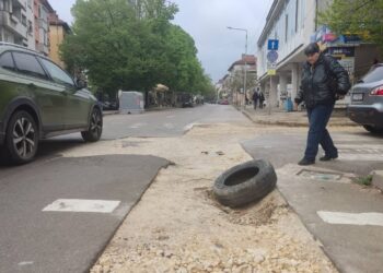 Обилните валежи отварят капани по русенските улици /ВИДЕО/