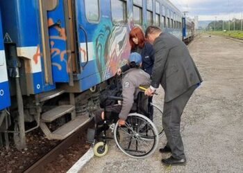 Добрият пример: Железничари от Русе помогнаха на пътник без крака