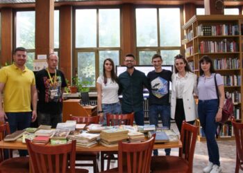 Младежи ГЕРБ-Русе подариха над 100 книги на библиотеката за 24 май