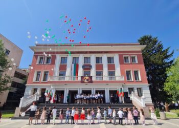 Бяла отпразнува 24 май с шествие на ученици и балони в небето /ГАЛЕРИЯ/