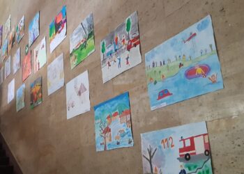 Пожарната показва детските рисунки „С очите си видях бедата“ в библиотеката в Русе