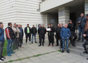 Служителите от следствения арест в Русе излязоха на протест /ВИДЕО/