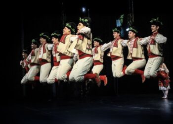Фолклорен танцов театър “Найден Киров” с 90-минутен концерт в Доходното