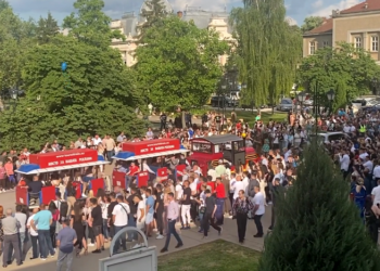 Абитуриенти от Русе избират оригинални превозни средства да отидат на бала