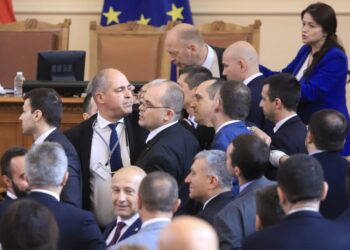 Наказаха депутата от Русе Златан Златанов заради физическите сблъсъци в парламента